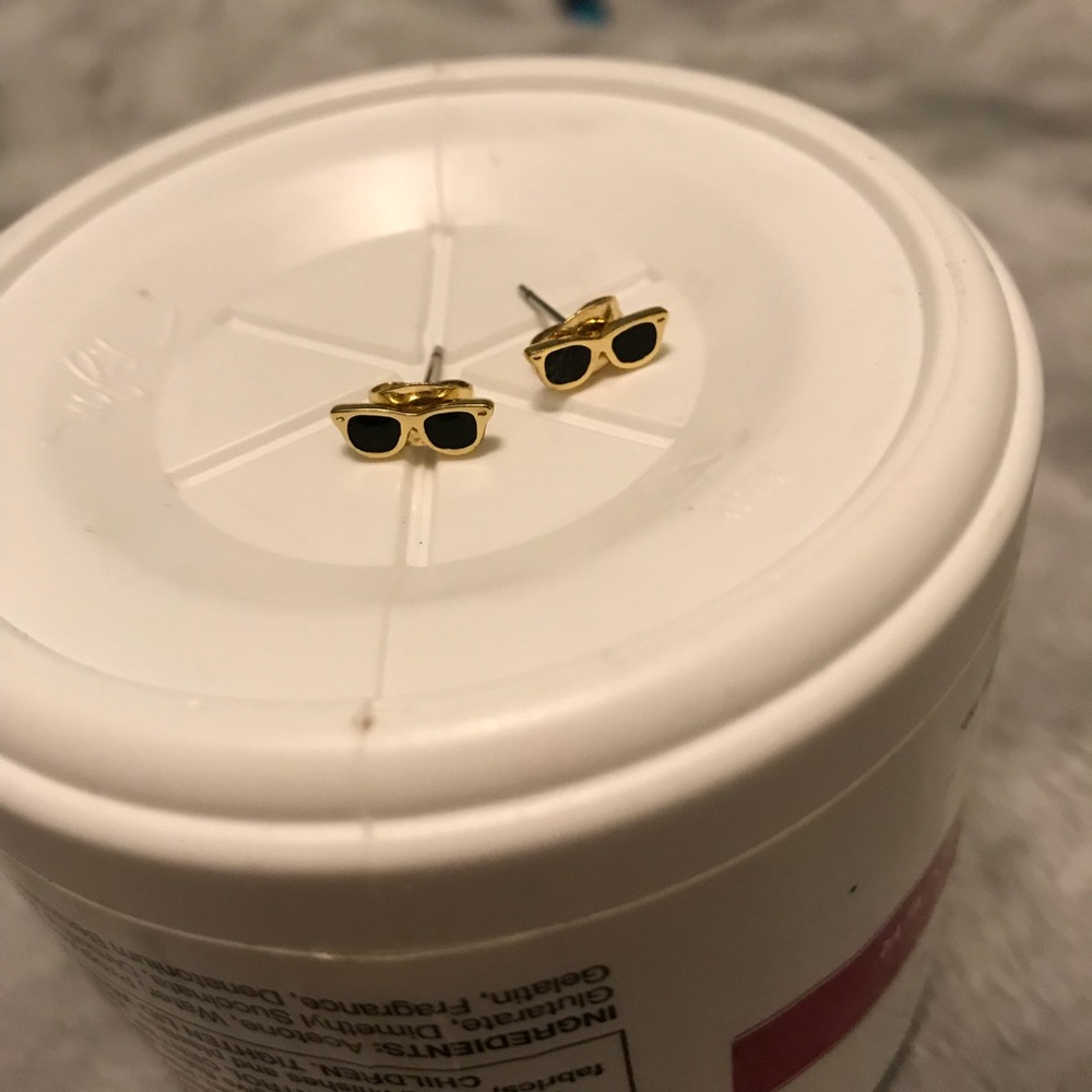 2 pairs of earrings
